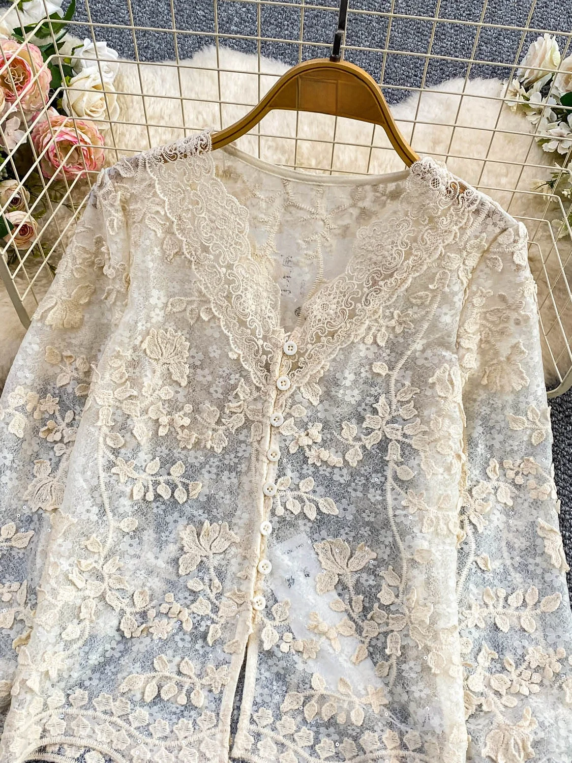 เสื้อคลุมกันแดดสำหรับผู้หญิง แต่งลูกไม้ปักลาย คอวี แขนระบายประดับเลื่อม งานปักหนักสไตล์เทพธิดา