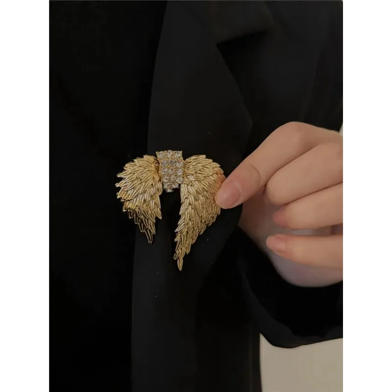 

2025 NEW Fashion Vintage Unique Metal Rhinestones Elegant Angel Wings Brooch Baroque Style for Women Party Jewelry Gifts