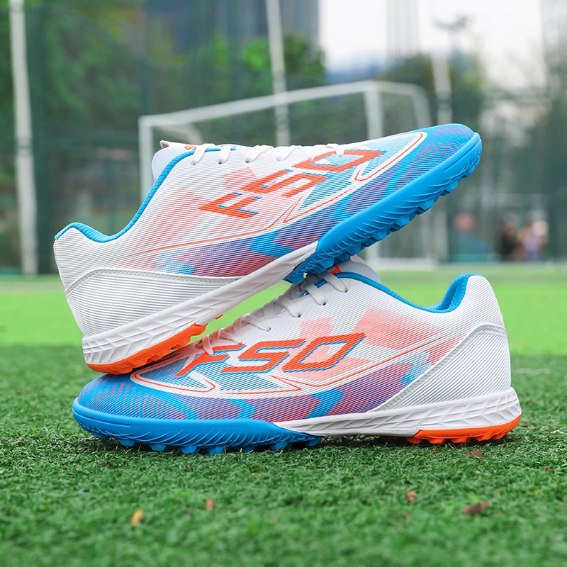 A pair of durable children's football shoes with chunky studs, suitable for all seasons and fitting the foot shape, HXH-1005