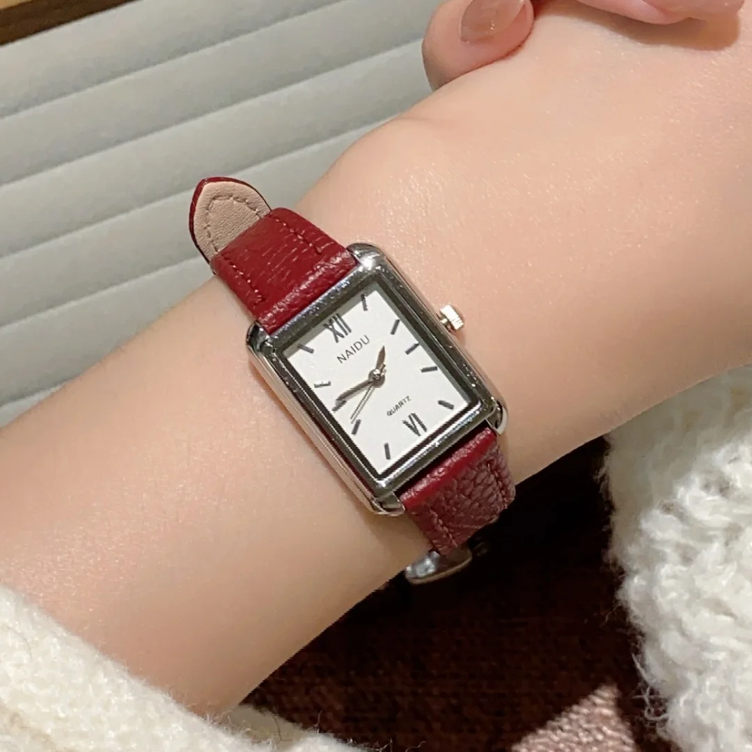 นาฬิกาควอตซ์หน้าปัดสี่เหลี่ยมสายหนังสำหรับผู้หญิง นาฬิกาข้อมือลำลองสำหรับผู้หญิง นาฬิกาข้อมือสุภาพสตรี relojes para damas นาฬิกาข้อมือสำหรับสาวๆ ของขวัญ