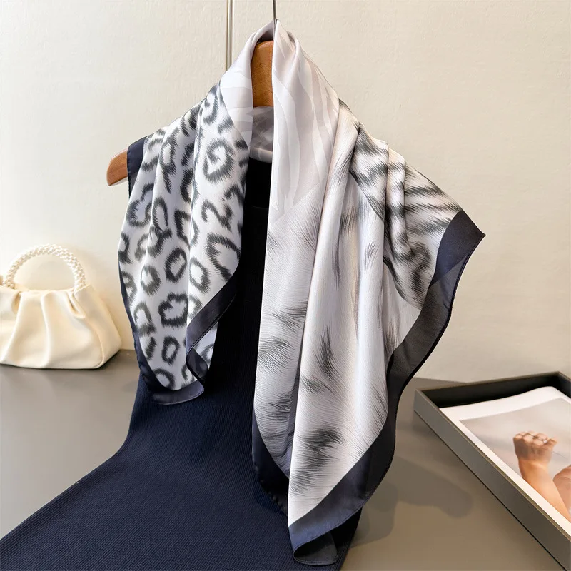 

Новинка 2026, женский квадратный шарф с леопардовым принтом, повседневный элегантный шейный платок, пляжный курортный платок, повязка на голову, бандана для волос