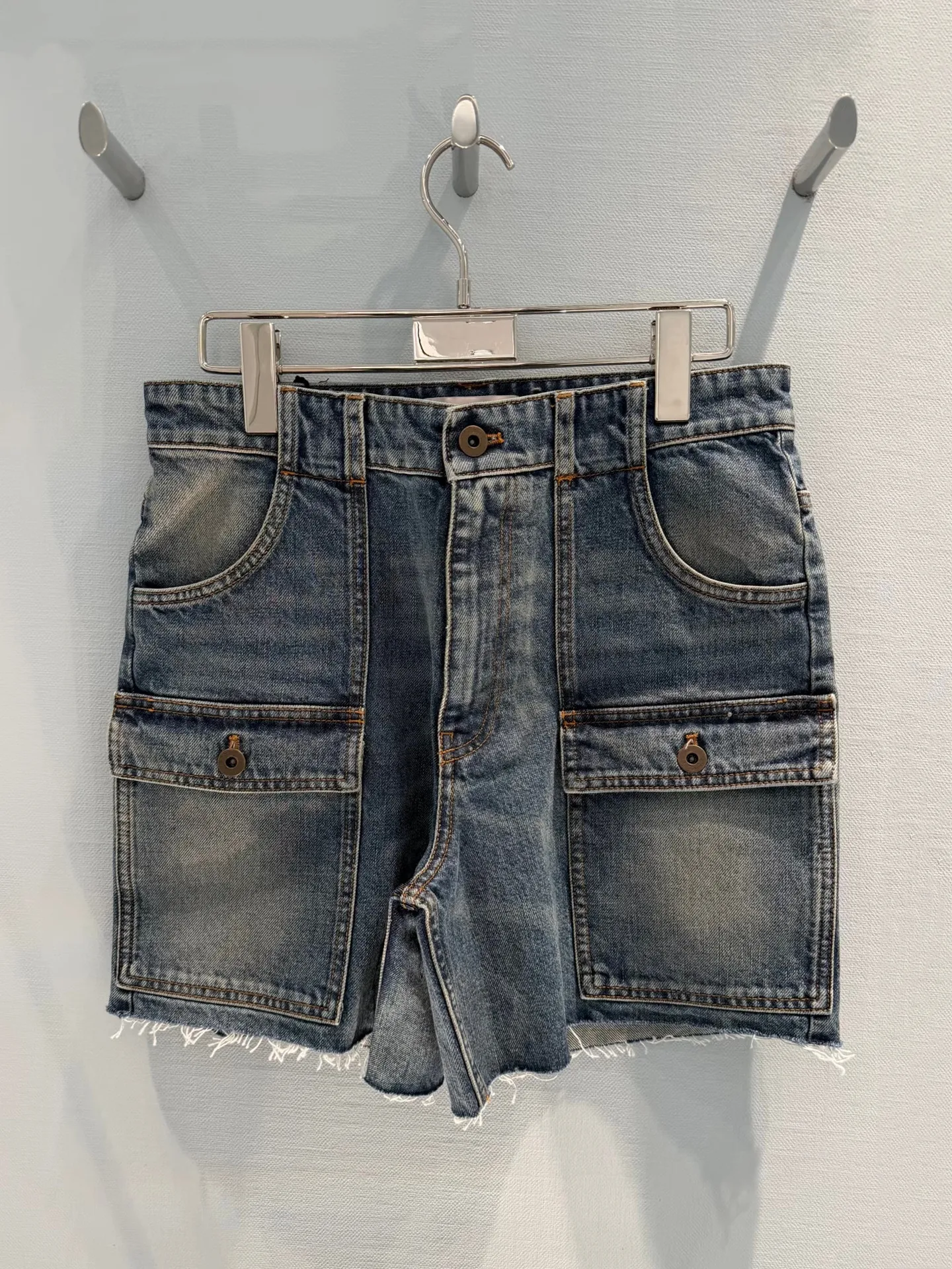 

Новые летние джинсовые шорты 2026 года с металлическими пуговицами, женские, с рваным краем, с высокой талией, повседневные, в уличном стиле, горячая новинка