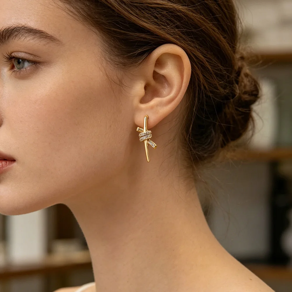 JeeMango Exquisite Ohrstecker mit Mikropavé-Zirkon-Knoten-Design, antiallergischer Edelstahl-Ohrschmuck für Damen E26118 – Detail 5
