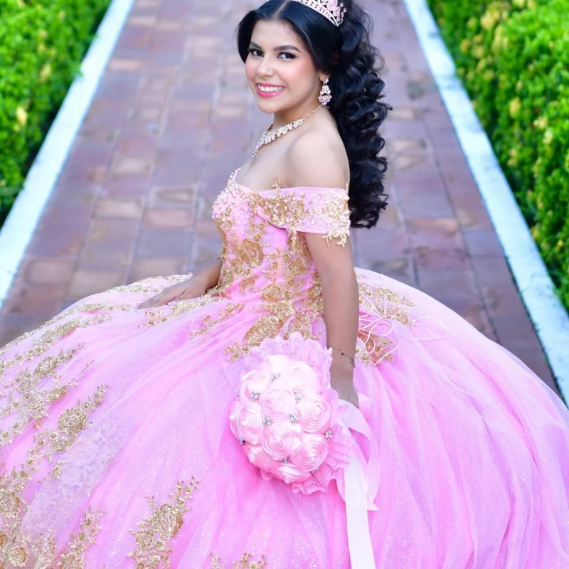 

Розовое платье для церемонии Quinceanera с открытыми плечами, золотыми пайетками, кристаллами, жемчужными аппликациями, бантом и длинным шлейфом, платья для церемонии Quinceanera. ﻿ Индивидуальный заказ