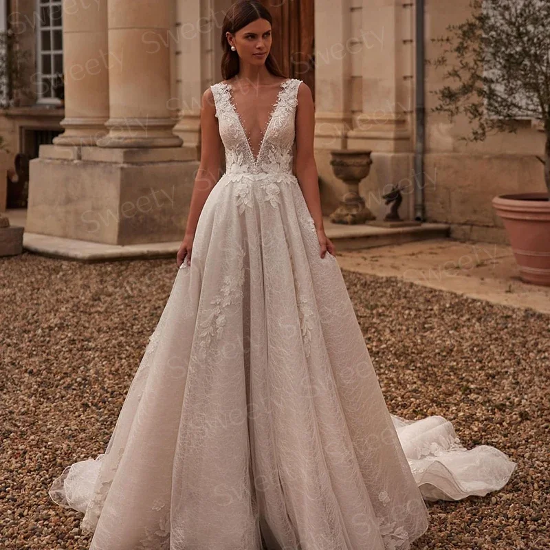 고급스러운 웨딩 드레스 자수 레이스와 A라인 바닥 길이 볼 가운 브이넥 민소매 버튼 베스티도 드 노비아 맞춤형