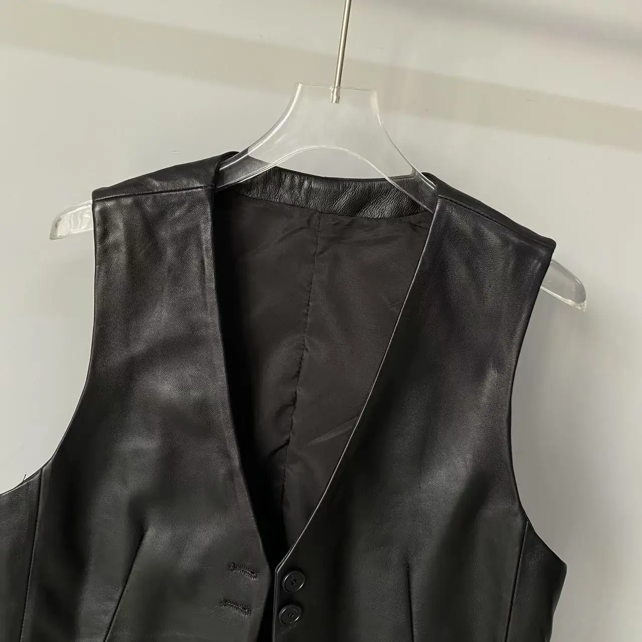 2025年秋新作 レディースファッショナブルレザー シープスキンベスト スタイリッシュ多用途ジャケットコート Vネック シングルボタン マルチボタン