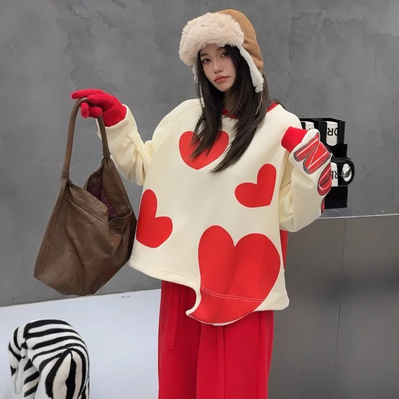 

2025 Новый американский женский свитшот большого размера - теплый универсальный осенне-зимний топ на флисовой подкладке в стиле пэчворк с 3D сердечками