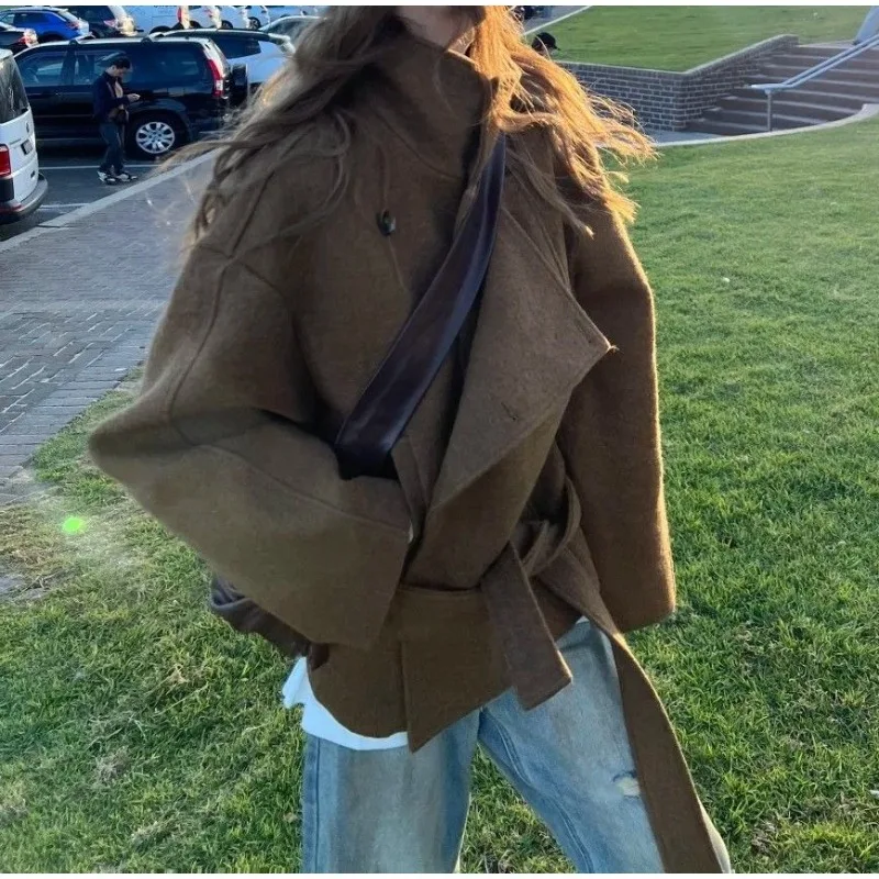 Cappotto di lana color caffè americano retrò di fascia alta Cappotto corto di lana a collo alto, nuovo stile per la primavera e l'inverno