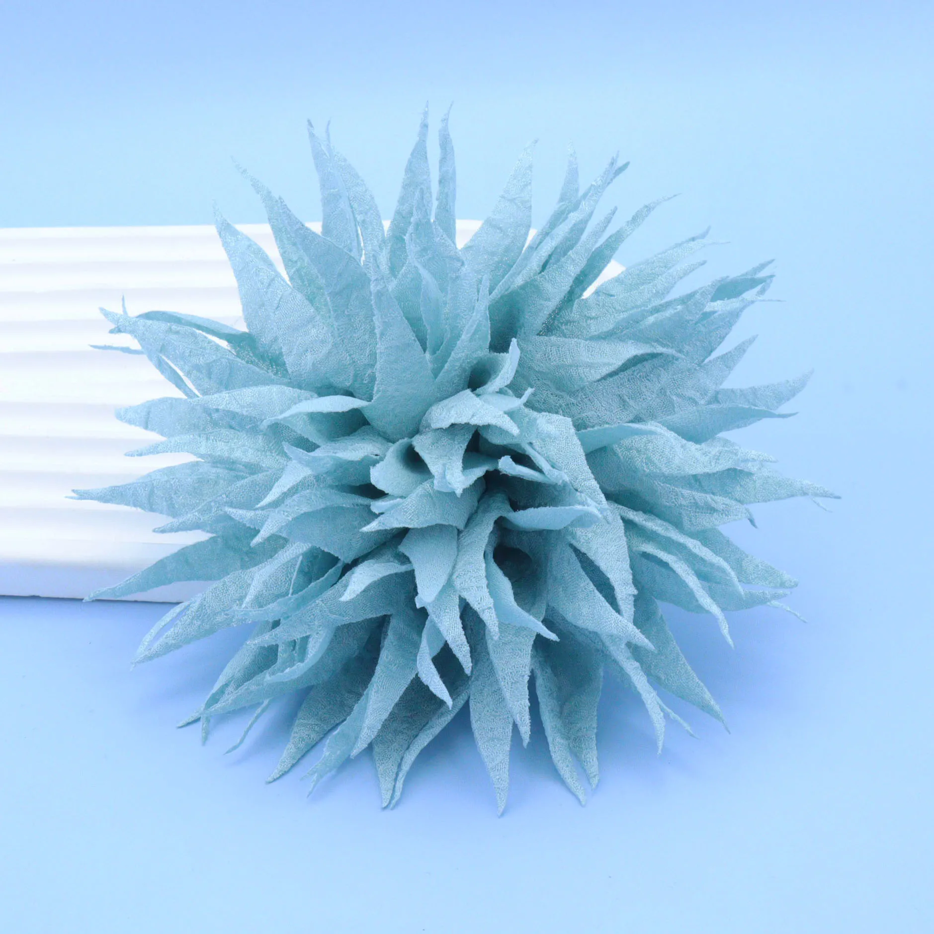 13CM Fashion Fabric Chrysanthemum Brooch Fabric Flower Corsage Delicate Fashion Lapel Pin Girls Ladies Accessories Party Jewelry