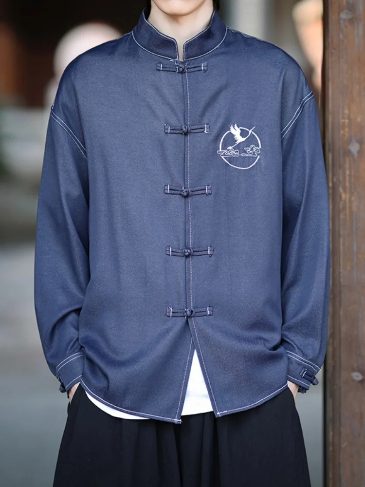 

Новая мужская джинсовая куртка в китайском стиле с вышивкой, воротником-стойкой, декорированная пуговицами, свободного кроя, дышащая, для весны и осени