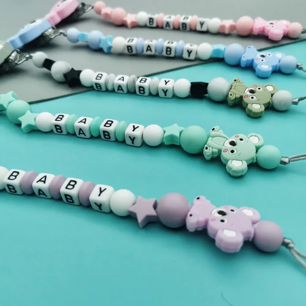 Chupete de silicona con colgante de Koala para bebé, mordedor personalizado con nombre de letra acrílica en inglés, cadenas para morder, juguete Kawaii, regalos