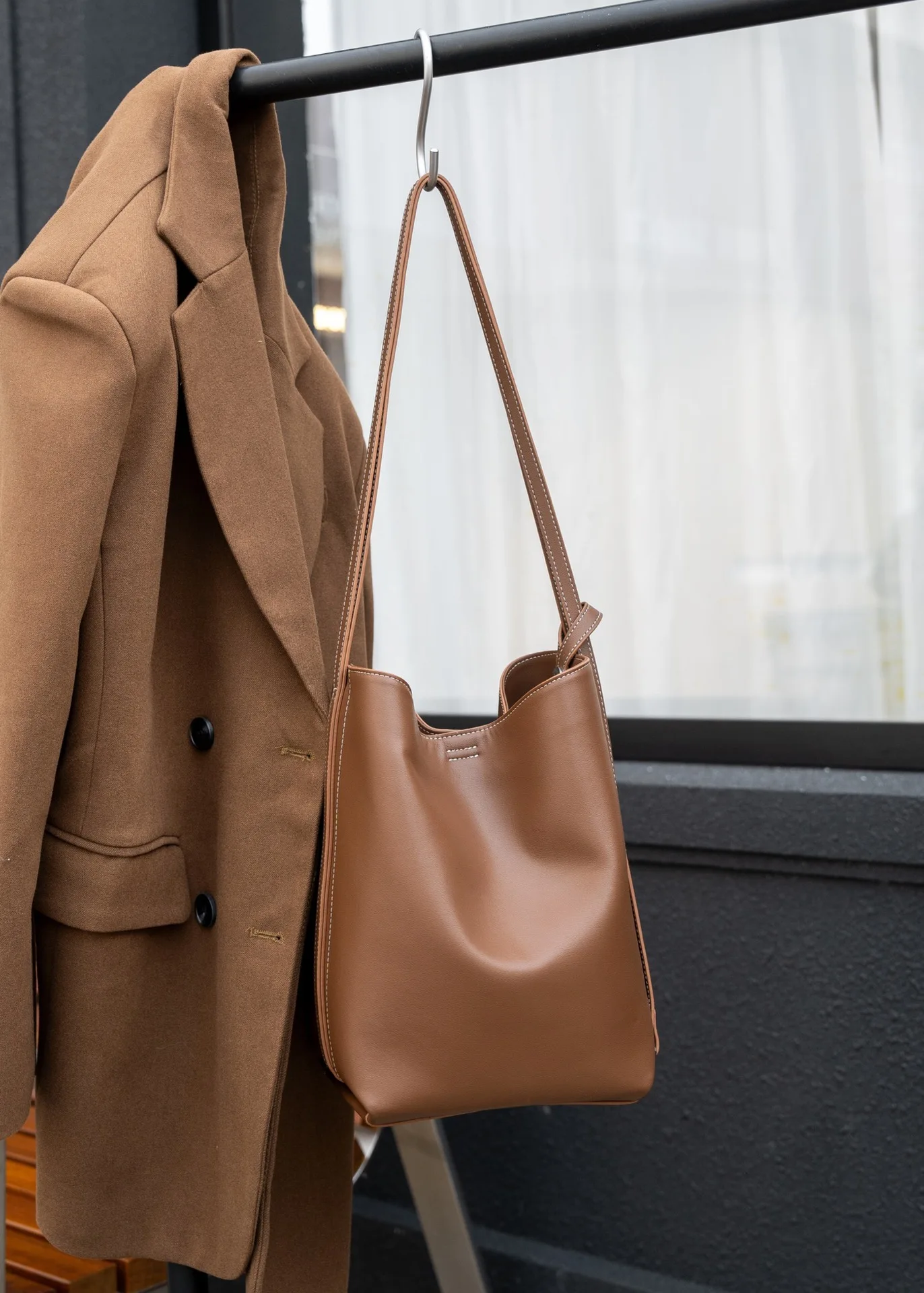 Torba skórzana 3 w 1, konwertowalna. Noszony może być jako plecak, torba na ramię lub torba crossbody. Wszechstronne i niezbędne dla Ciebie FW2025.