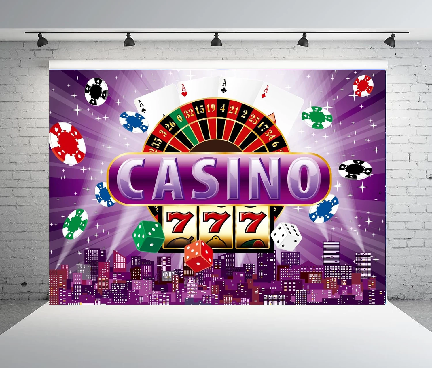 pano-de-fundo-para-fotografia-de-cassino-roleta-de-jogo-cartas-de-poquer-dados-chips-roxo-paisagem-urbana-fundo-tema-de-cassino-decoracao-de-festa