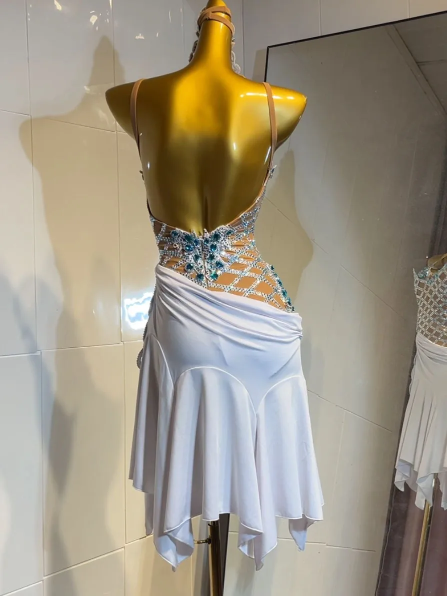 

Latin Competition Dress – Tailored Bodice, Structured Skirt, Rhinestone Motifs & Fit for Dance Performance
