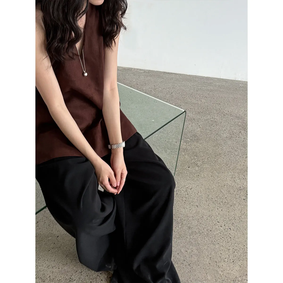 T-shirt con scollo a V in lino francese da donna, nuova maglietta estiva con bretelle stile vacanza