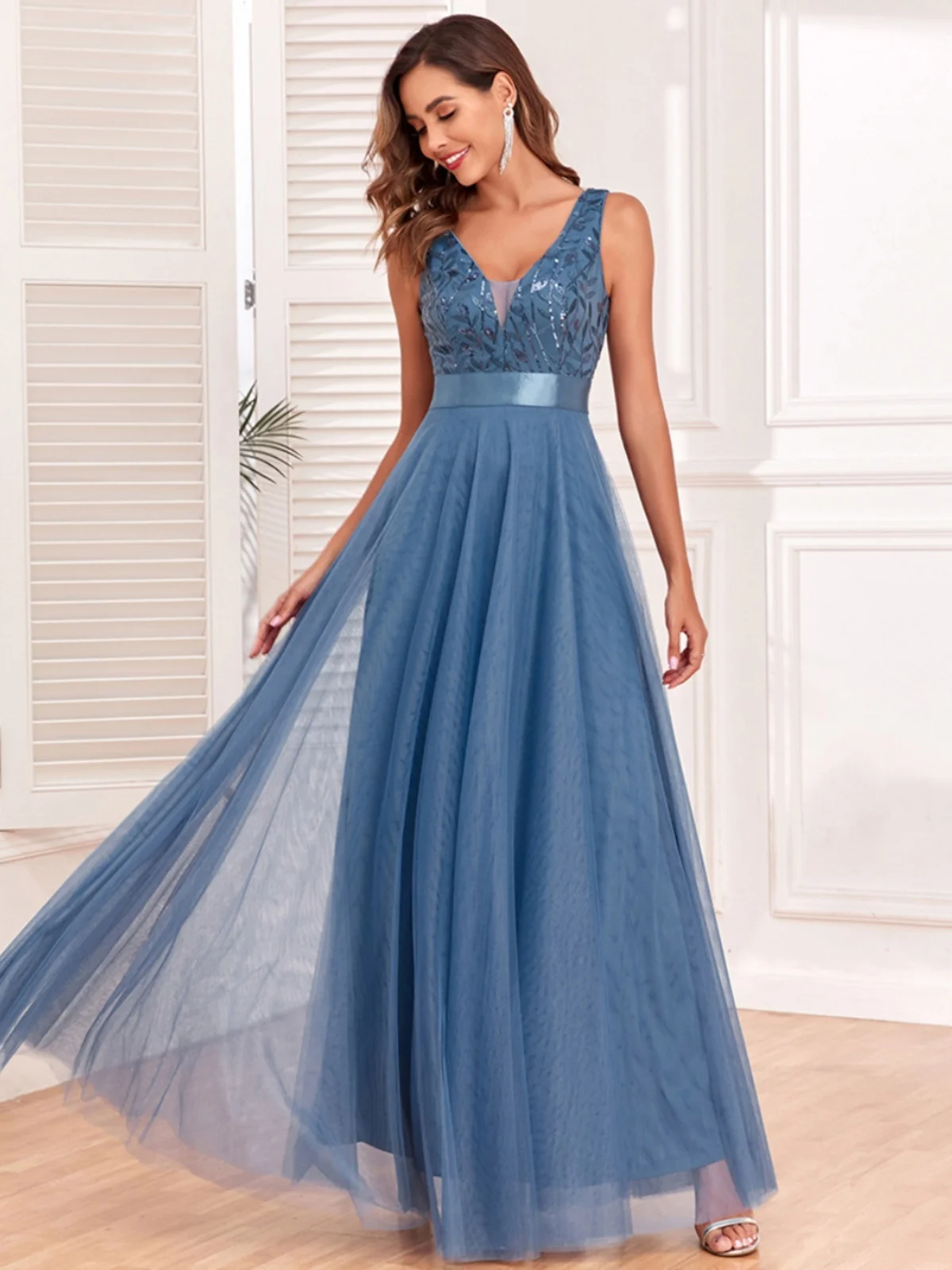 

Elegant Long V-Neck Embroidered Party Evening Dress Elegant Style Sleeveless Midi Skirt Length for Wedding Date Company Dinne...