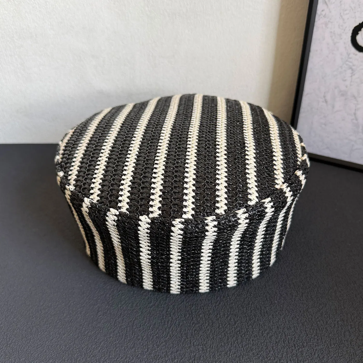 Bild 6: 2026 Modischer gestreifter Cowboy-Pillbox-Hut für Damen, randloser Hut, Frühling und Sommer, Designer-Baskenmütze, Fedora-Hut für Frauen, Luxus-Hüte