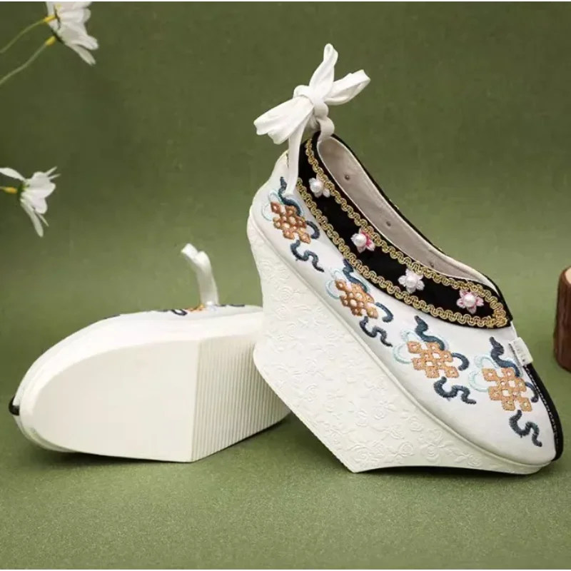 

Traditional Chinese Hanfu women's shoes, retro palace ladies' embroidered shoes