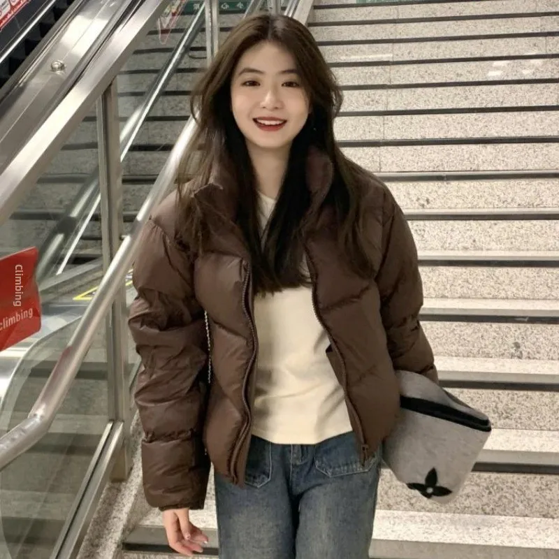 

Зимняя женская куртка 2025 года: модная, свободная, из утолщенного хлопка, с эффектом «пышности», цветная, для повседневной носки, с длинными рукавами и молнией.