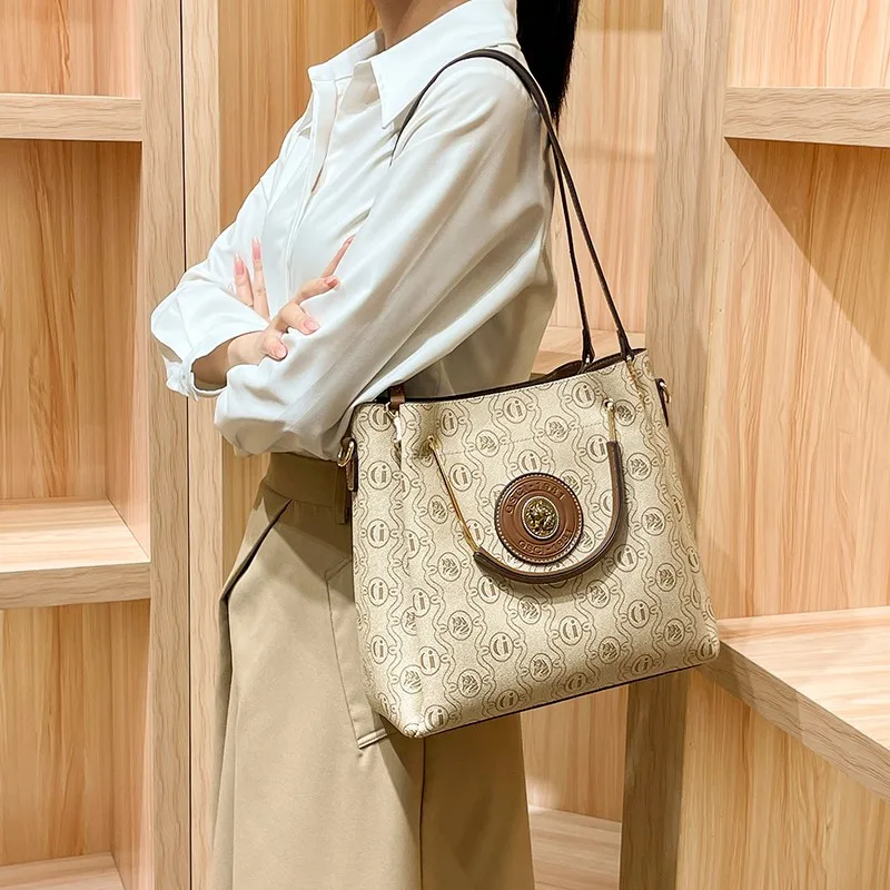 

Light luxury brand 2025 autumn/winter women's handbag, designer high-quality shoulder bag, fashionable crossbody bag, travel bag
