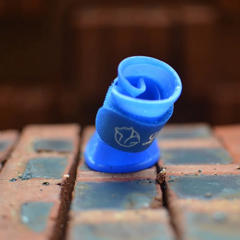Een set blauwe huisdierregenlaarzen, siliconen antislip en waterdichte hondenschoenen en hondenvoethoezen, geschikt voor puppy's