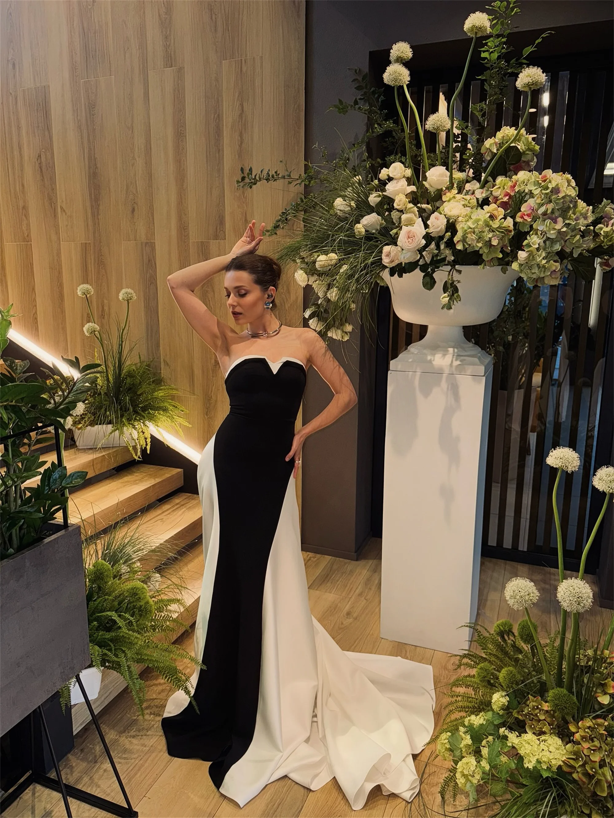 สีดําและสีขาว fساتแฟชั่นชุดราตรีคอวีโอกาสที่เป็นทางการชุด EVON เจ้าสาวที่กําหนดเอง