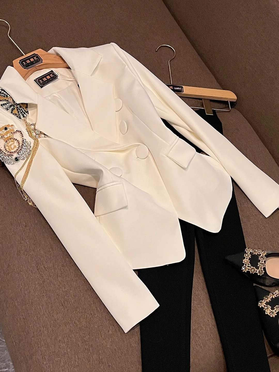 

Эффект похудения Тяжелая вышивка Двухрядная пуговица Простая зимняя верхняя одежда Sle Ele Feel Верхняя одежда Neutral Sle Long...