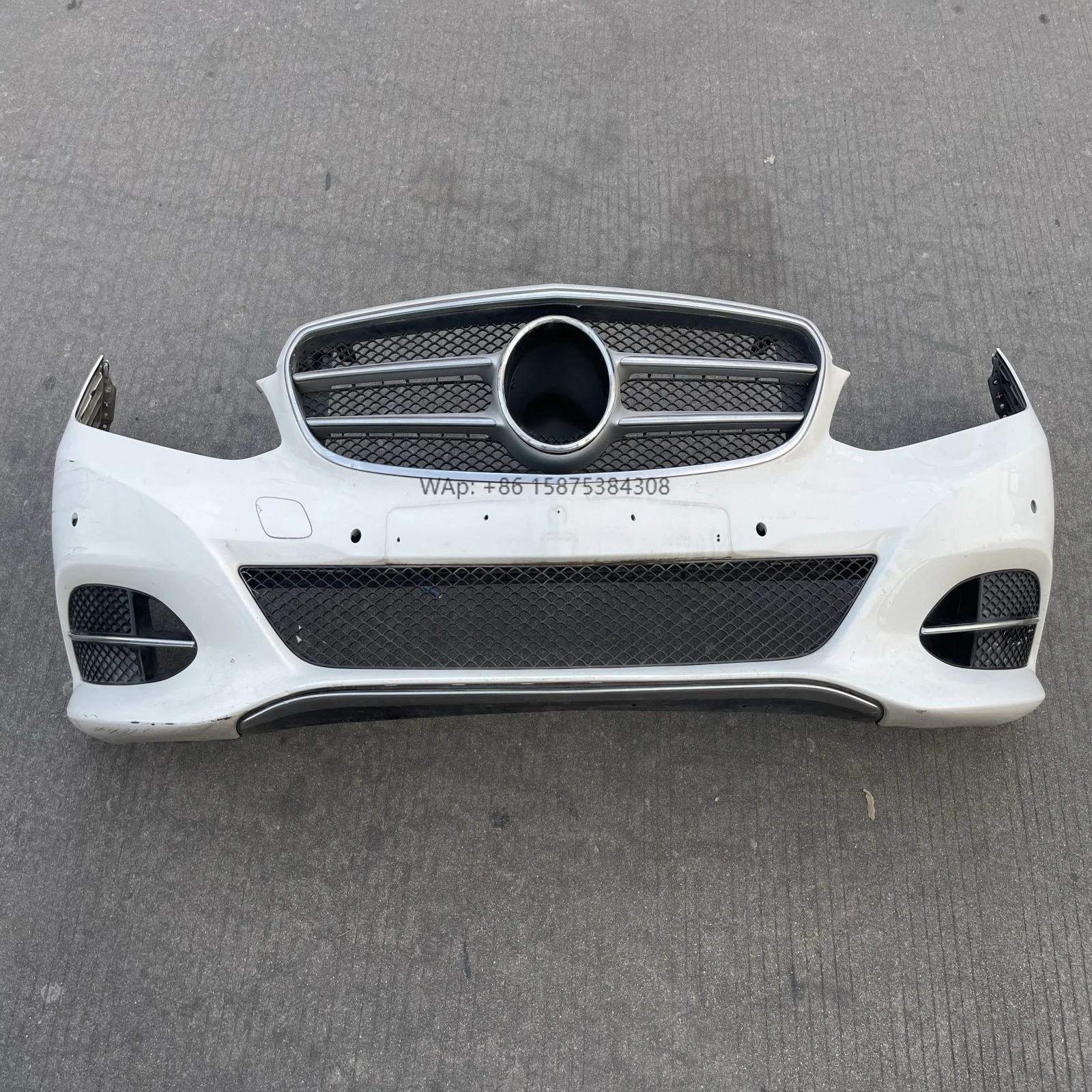 

The classic high quality E Series W212front sports bumper center mesh air intake grille surrounds the barre ventforz