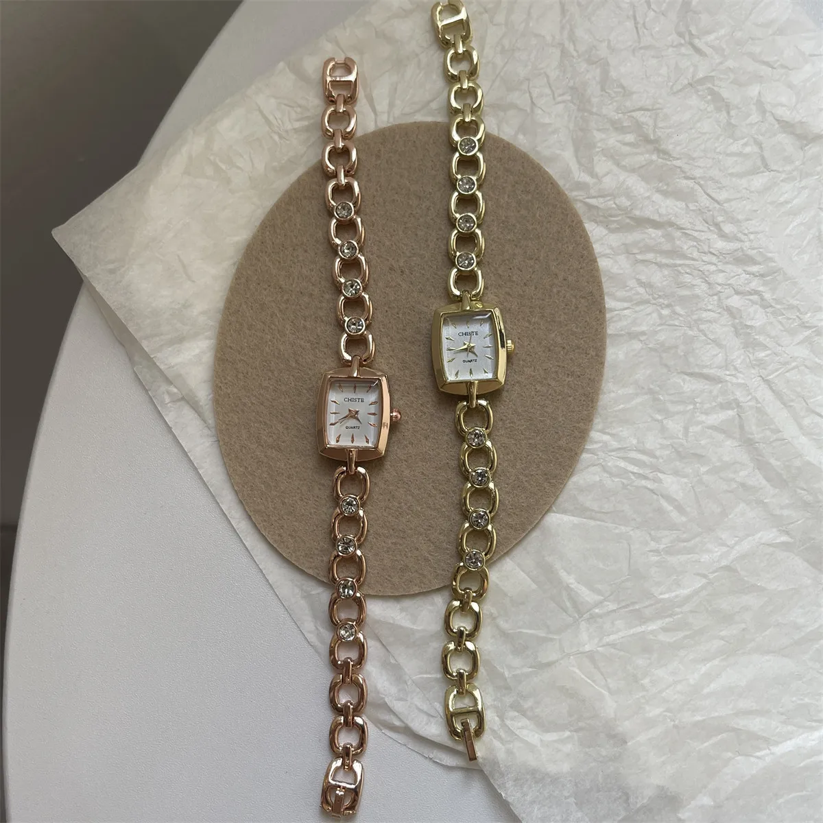 Orologio da donna di nuovo design, orologio da polso quadrato minimalista di fascia alta, orologio da polso al quarzo alla moda, orologio da donna di lusso.