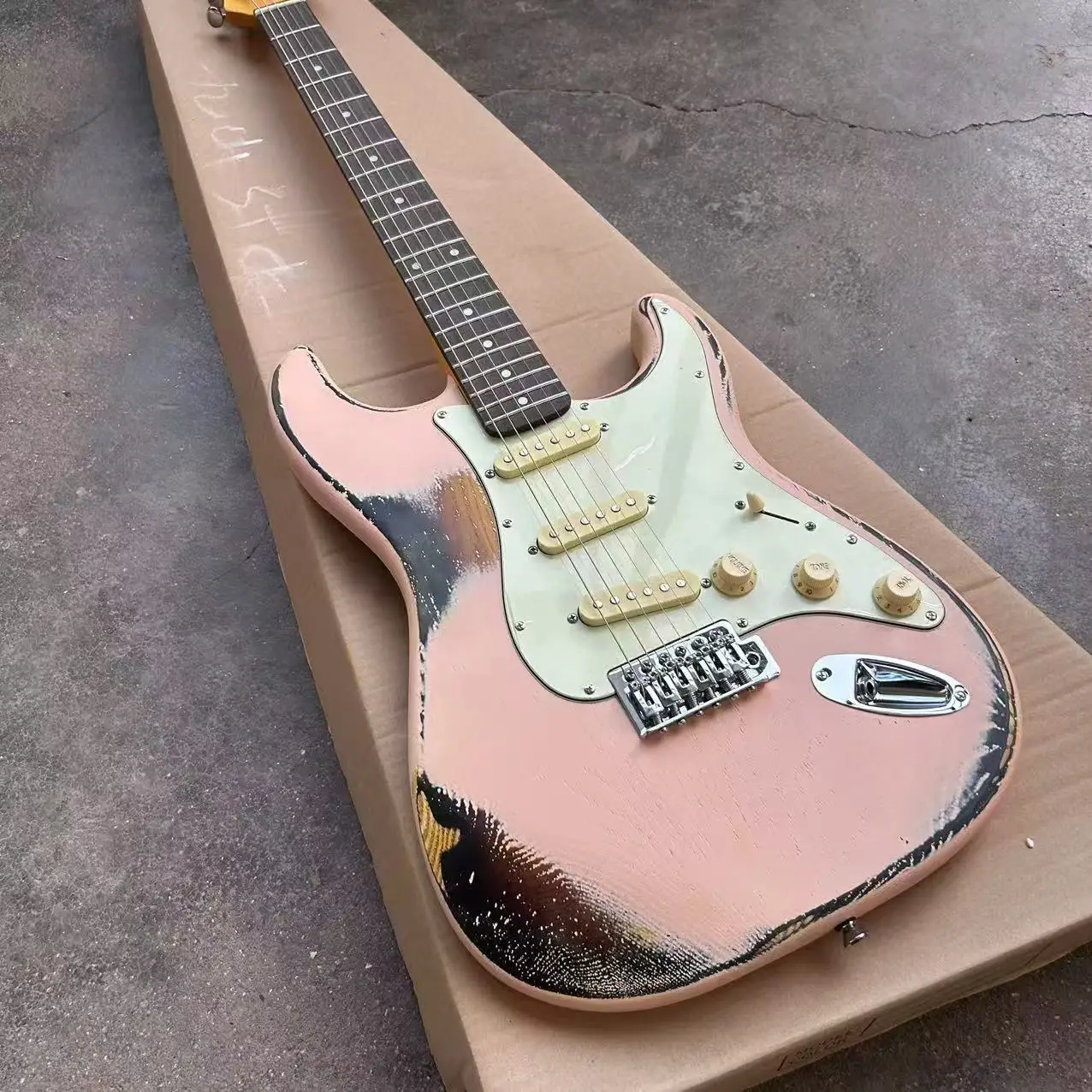 6-series vintage electric guitar, peach blossom wood body, maple wood neck, pink panel, in stock