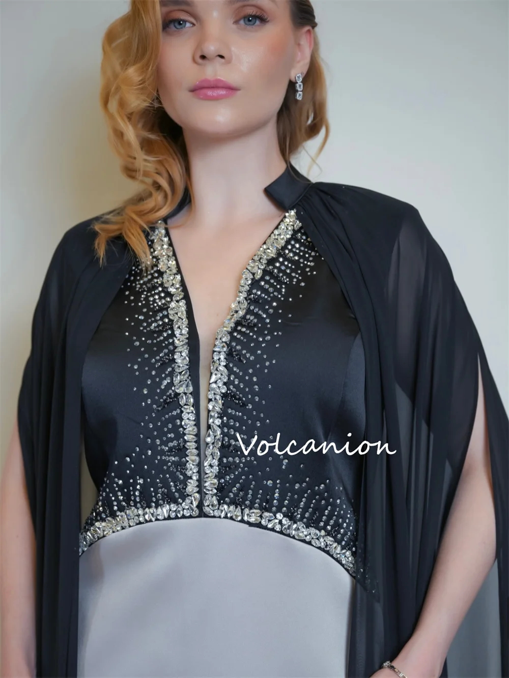 Maßgeschneiderte einfache Charmeuse-Falten-Pailletten, gerade, V-Ausschnitt, lange Kleider, maßgeschneiderte Anlässe, Party, formelle Mode