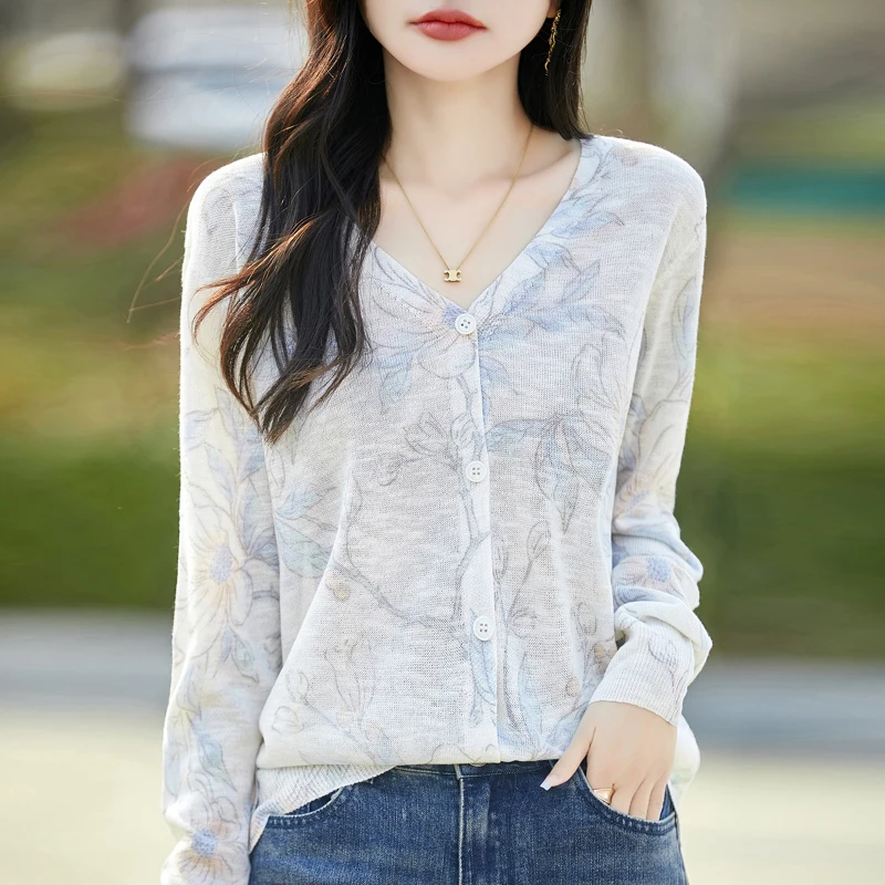 

2025 Новый модный трикотажный кардиган. Посмотрите тонкие с длинными рукавами. V-образный вырез. Тонкая женская куртка. Льняной материал