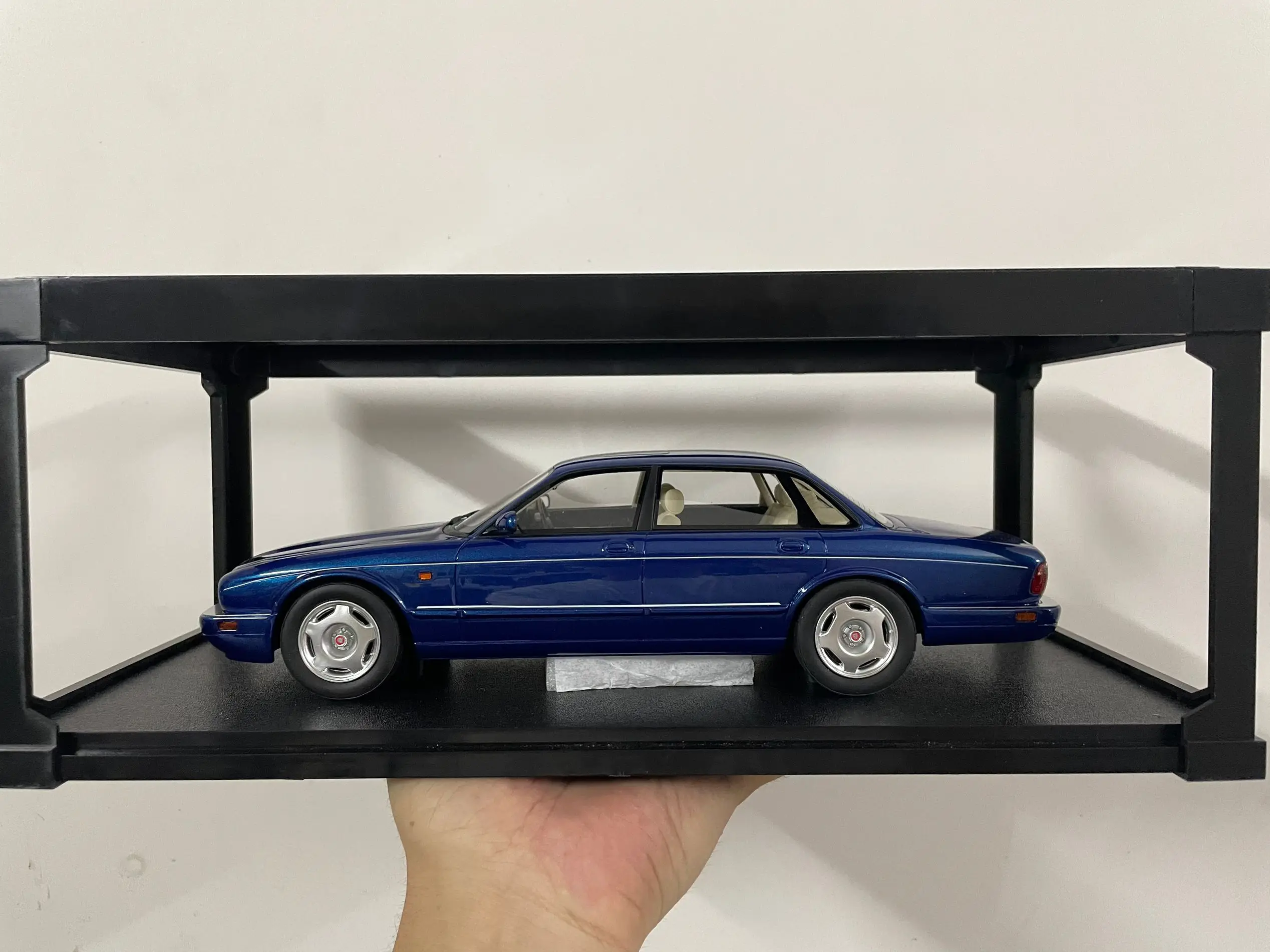 

1:18 Scale Resin Toy Collect Model Car - XJP X300 Antigua 1995 - Boy's Birthday Gift Scene Decoration
