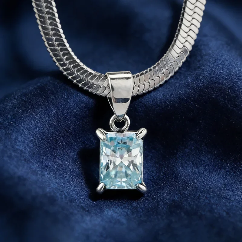 

1pc 2.0Carat Glamorous Square Azury Moissanite Pendant Necklace with Fashionable Design, Exquisite and Luxurious.