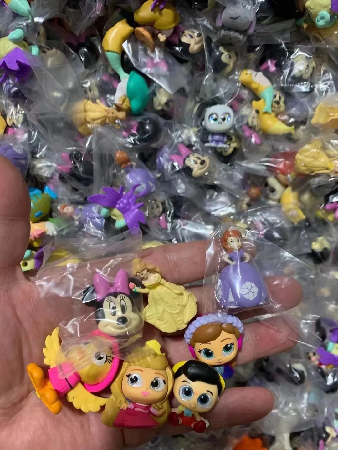 100 Stück/Los 45mm Durchmesser Plastik-Farbkugeln Kapselspielzeug mit Zufällig Eingearbeiteten Mini-Puppen für Verkaufsautomaten und Spielhallen – Detail 2