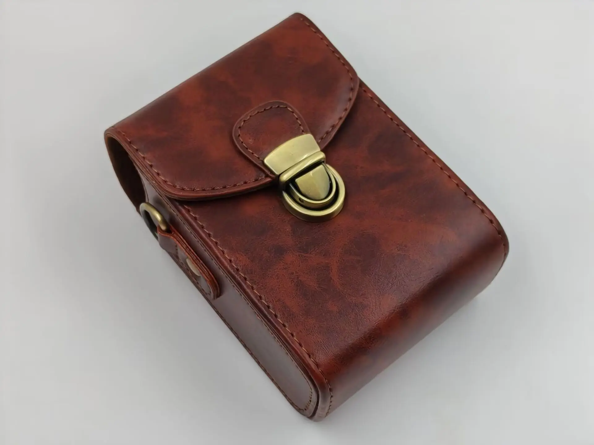 عالمي لسوني، كانون، ريكو، باناسونيك، فوجي، كاسيو، نيكون، سامسونج وكاميرات البطاقات الأخرى.