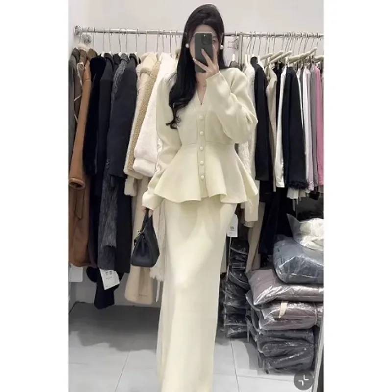 

Women's 2025 New Korean-style Gentle Winter Outfit Slim-fit Waist-cinching Knitted Sweater with A Versatile Skirt, Two-piece Set