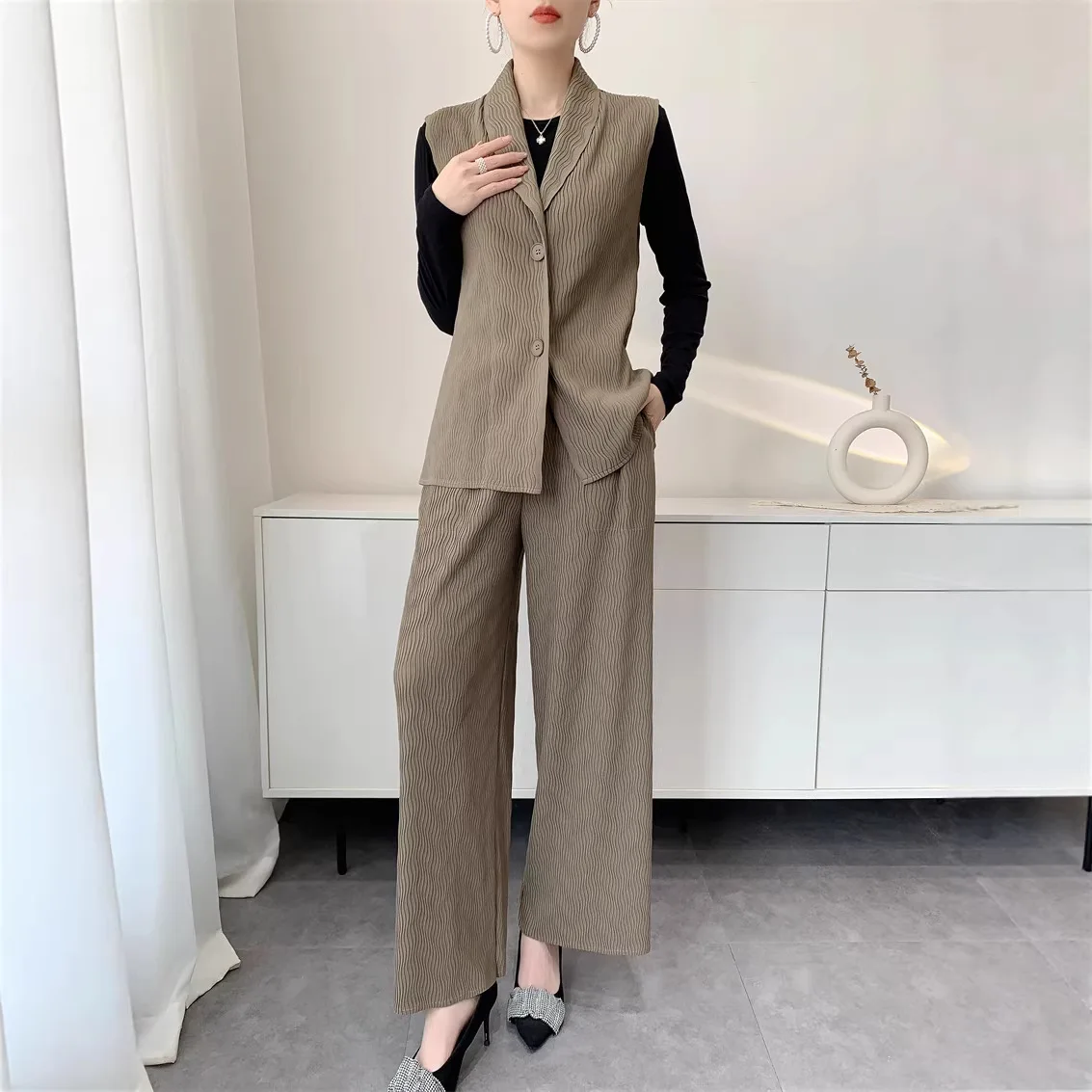 

Костюм-двойка Miyake: плиссированный жилет и брюки, женский, 2026, оригинальный, однотонный, с воротником, высококачественный, текстурированный комплект