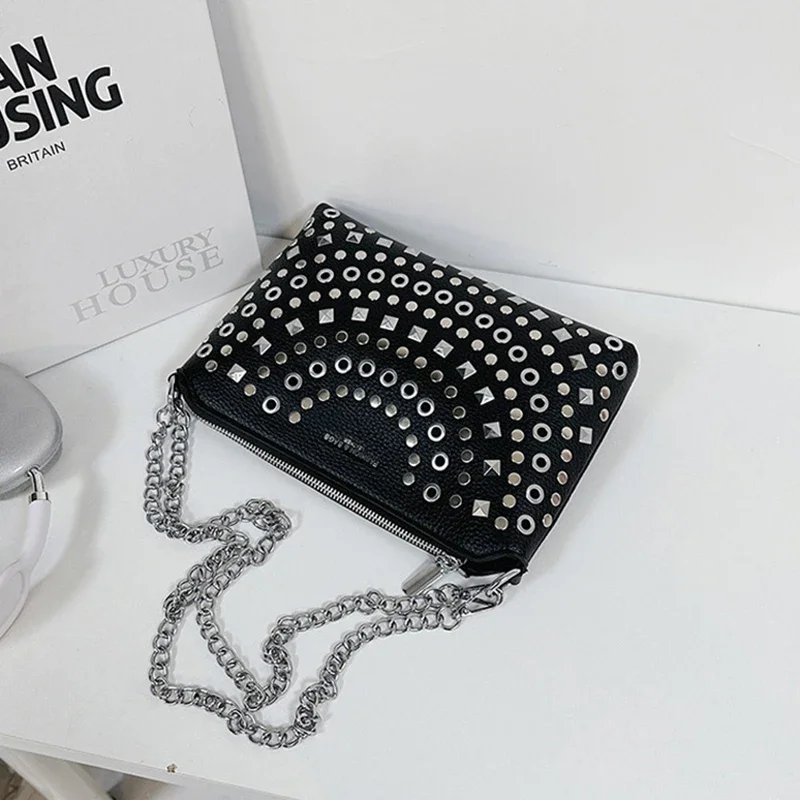 Europäische und amerikanische Schultertasche mit Nietenkette, Damenmode, cooler Street-Style, Umhängetasche, große Kapazität, Pendler-Handtasche – Detail 2