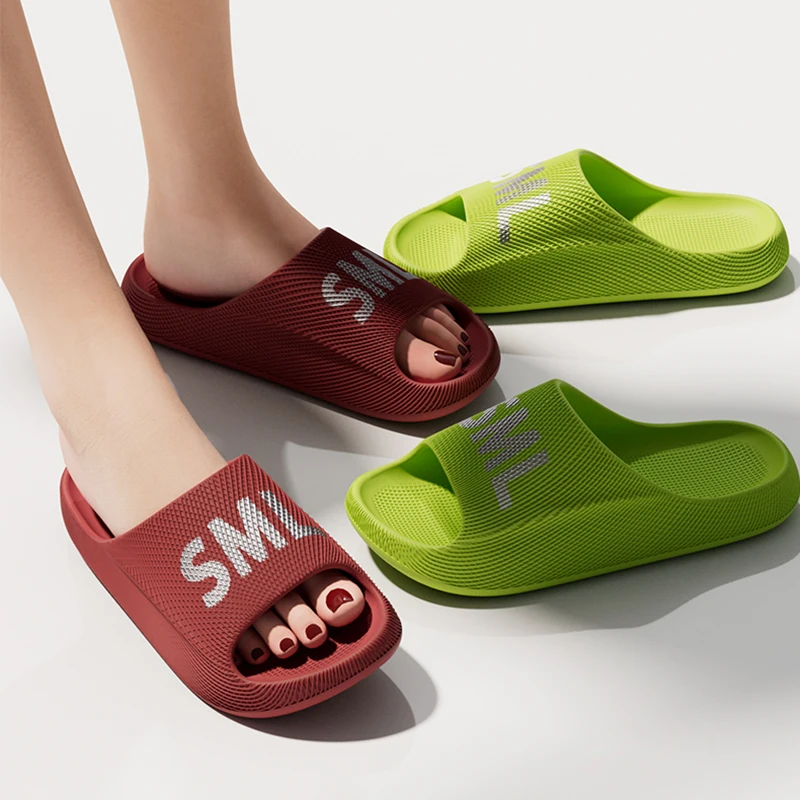 Pantuflas de interior de EVA suave con letras de patchwork a la moda para mujer, verano 2026, cómodas, de suela gruesa antideslizante, sandalias para parejas.