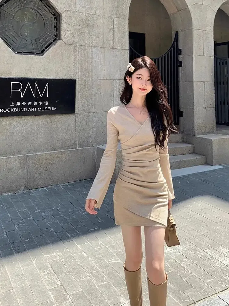 ชุดเดรสสั้นคอวีแขนยาวผู้หญิง, เดรสสั้นแต่งจีบเข้ารูปเน้นสะโพกสำหรับฤดูใบไม้ร่วงและฤดูหนาว