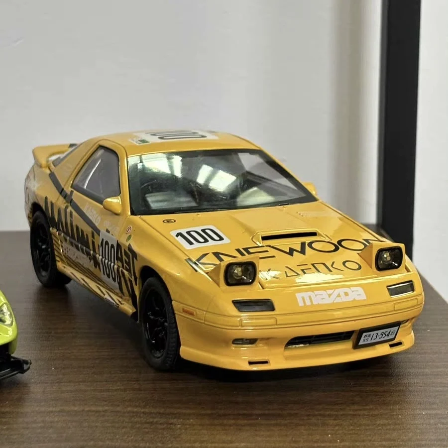 1:24 Mazda RX7 FC Latte Art inicial D supercoche aleación Diecast modelo coche sonido y luz fina decorativa juguetes para niños regalos