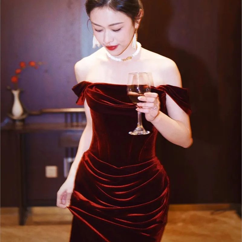 

Velvet toasting with wine red retro simplicity will host a slimming birthday one-shoulder fishtail dress