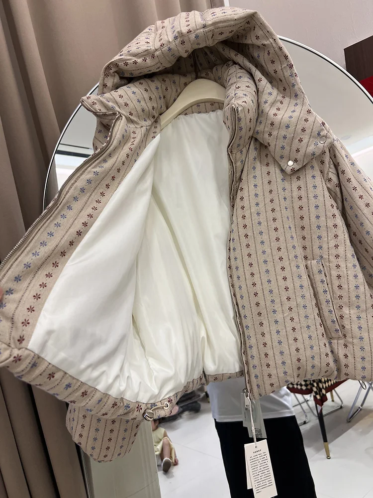 2025 겨울 신상 작은 꽃무늬 프린트 다운 재킷 여성용 숏 스타일 후드 패션 루즈 화이트 덕 다운 코트 트렌디