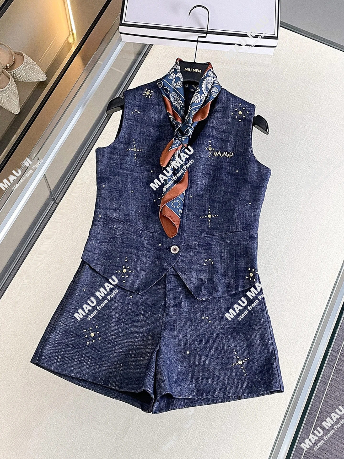 

High-End Women's Summer Print V-Ne Denim Vest And Wide Leg orts Set Faionable Two-Piece Ensemble Polyester Fiber Button...