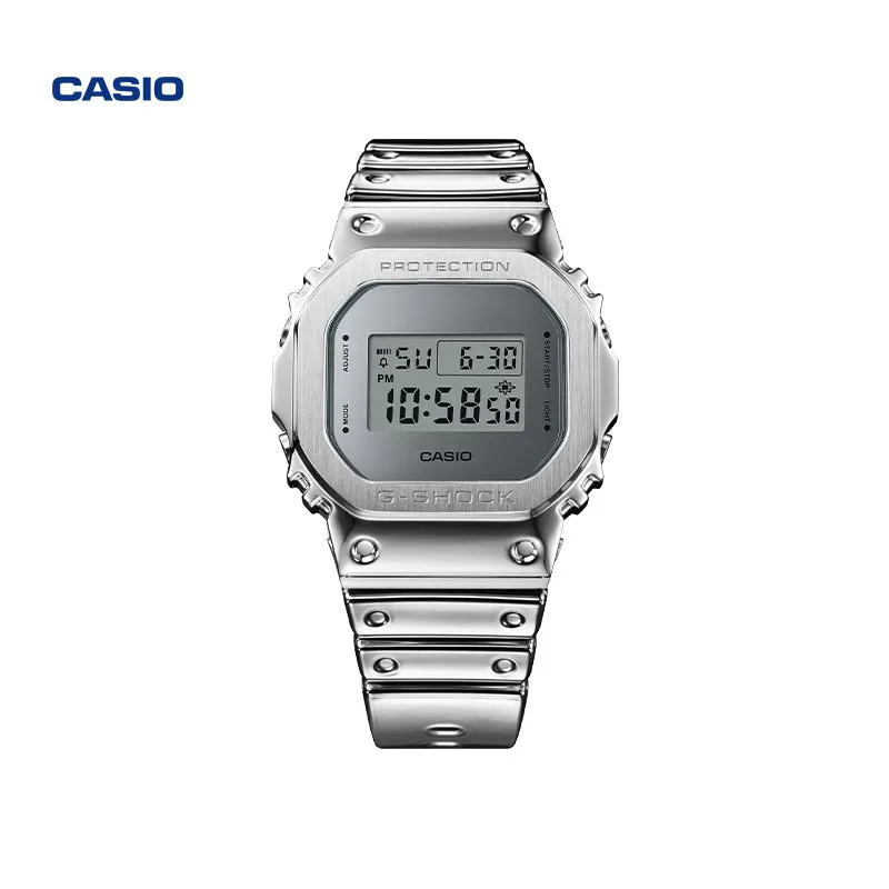 Reloj deportivo Casio GM-5600YM plateado cuadrado resistente a los golpes