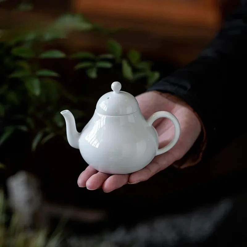 

120ml Chinese Sweet White Porcelain Teapot Handmade Samll Sketch Pot Retro Ceramic Single Kettle with Filter Kung Fu Teaset Gift