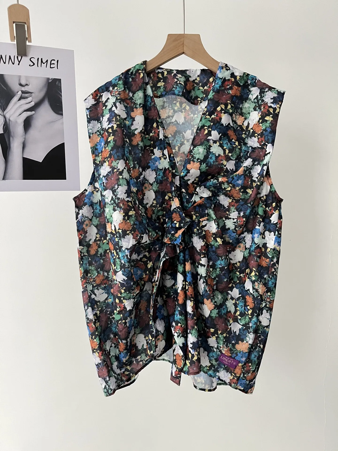 

Summer new niche design floral shirt summer sleeveless short V-neck pleated shirt top 058-0899