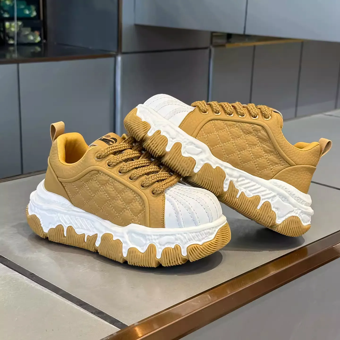 Fashion and Comfortable Mesh Sneakers Black 2026 Autumn New Men's Sports Shoes Thick Bottom Breathable Anti Slip Basketball Shoe