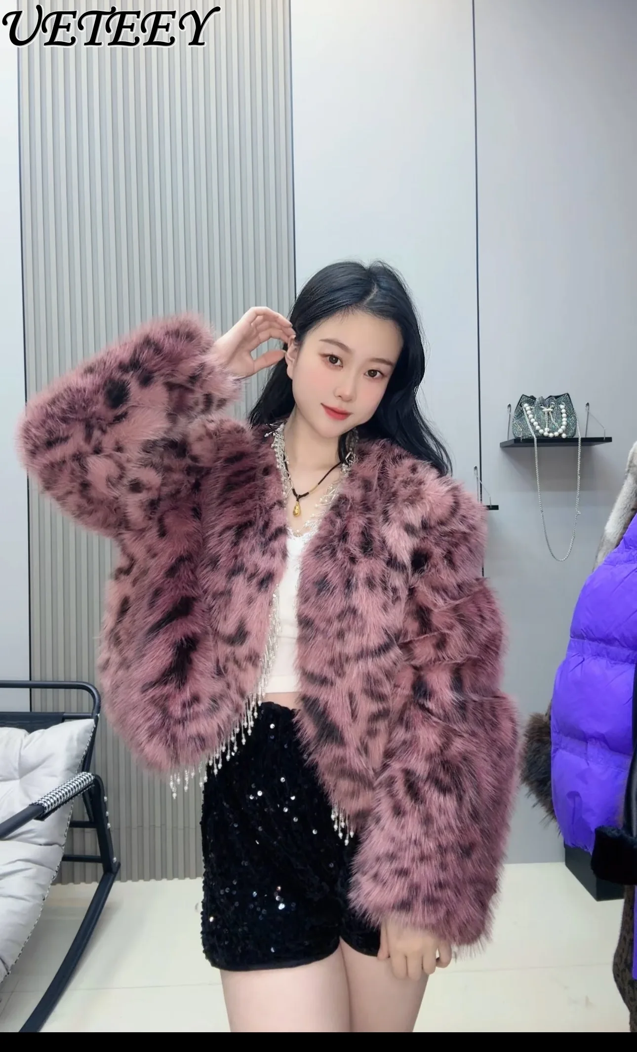 

2025 Winter New Fashionable Leopard Print Fur Coat Female Heavy Tassel Crystal Beading Short Elegant Warm Furry Coats Jacket